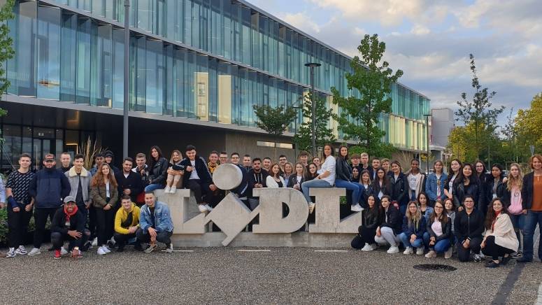 Gruppenbild Lernende vor Hauptsitz